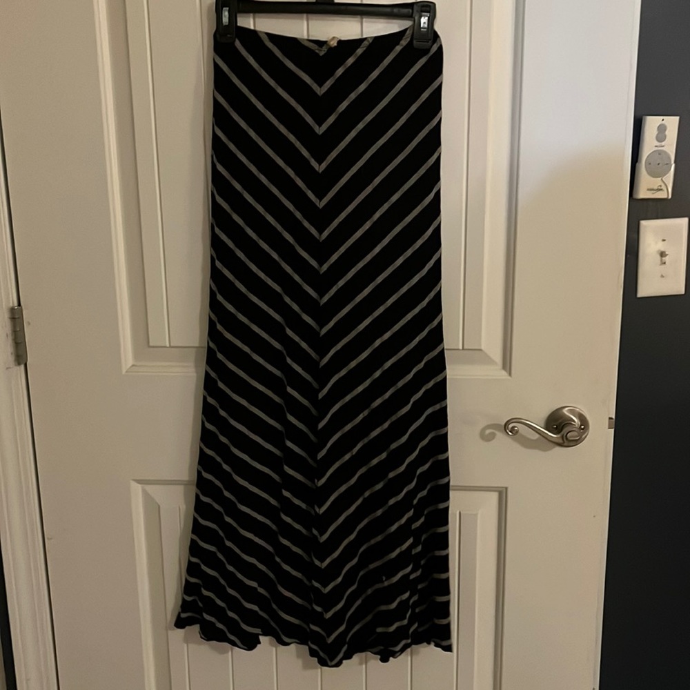 Sz unknown- fits like a small maxi skirt w/ lining